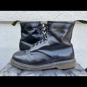 MEN’S 1460 SMOOTH
LEATHER LACE UP DOC MARTEN BOOTS